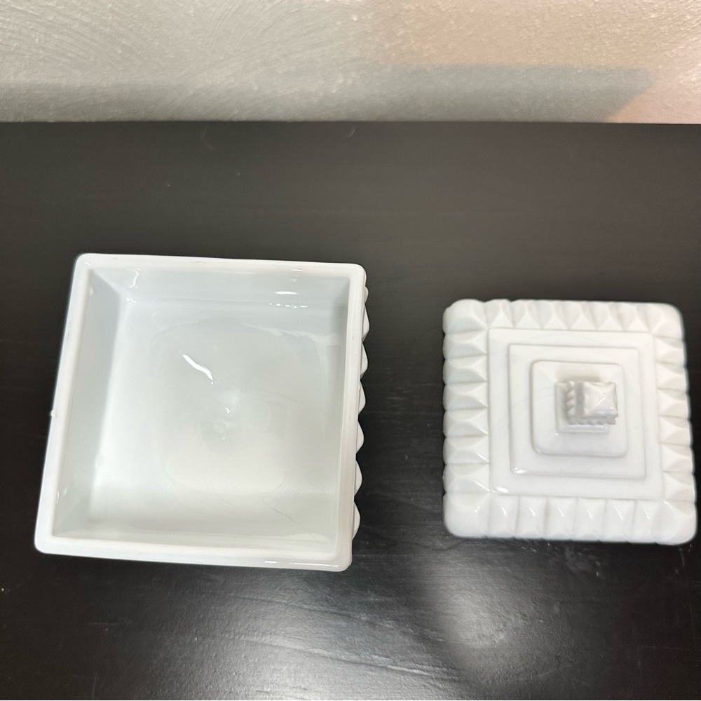 Milk Glass Candy dish - Picture 4 of 9
